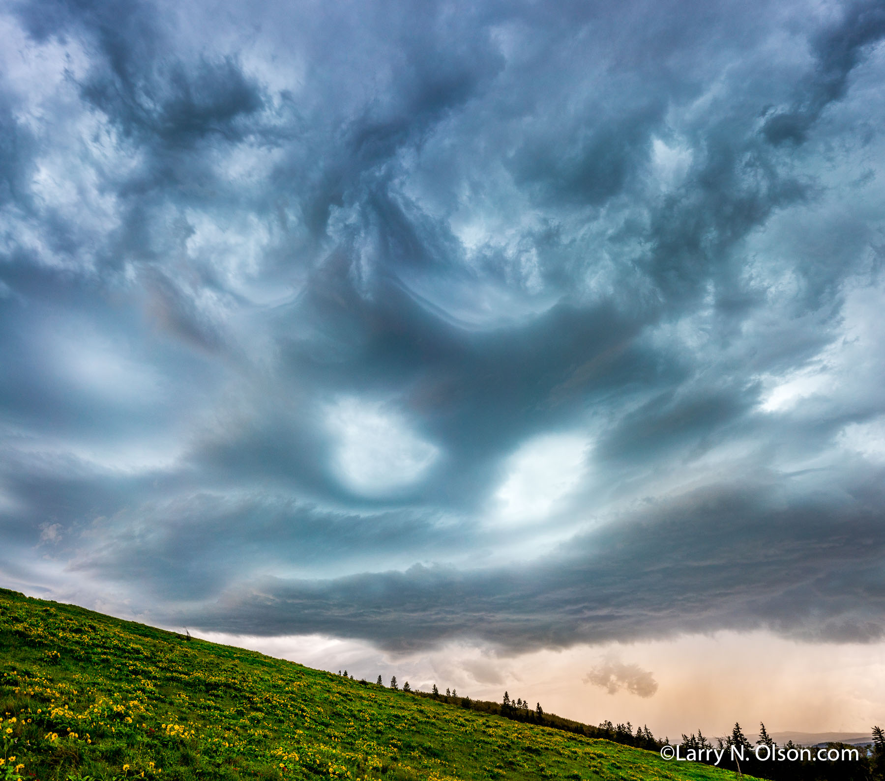 Rowena Clouds | Onimous clouds gathering over Rowena Plateau, Oregon
