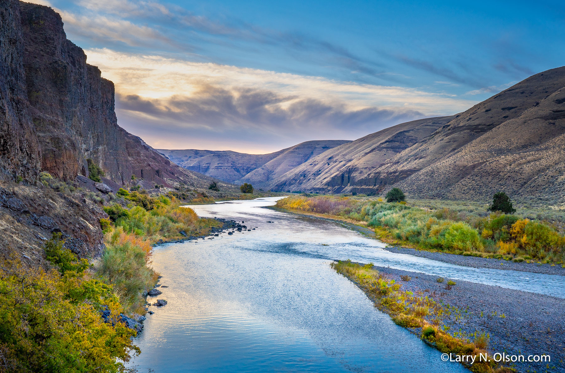 Cottonwood Canyon, John Day River, OR | Early morning in the fall along the willow lined John Day River in Oregon