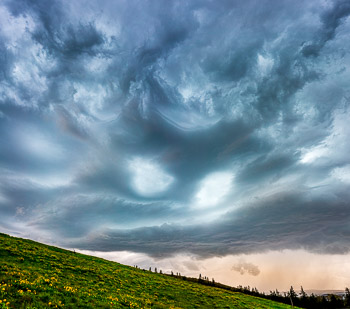 Rowena Clouds | Onimous clouds gathering over Rowena Plateau, Oregon